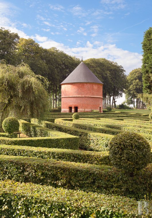 En Normandie, au sud-est de Fécamp, un domaine et ses multiples dépendances au milieu d’un immense parc - photo  n°36